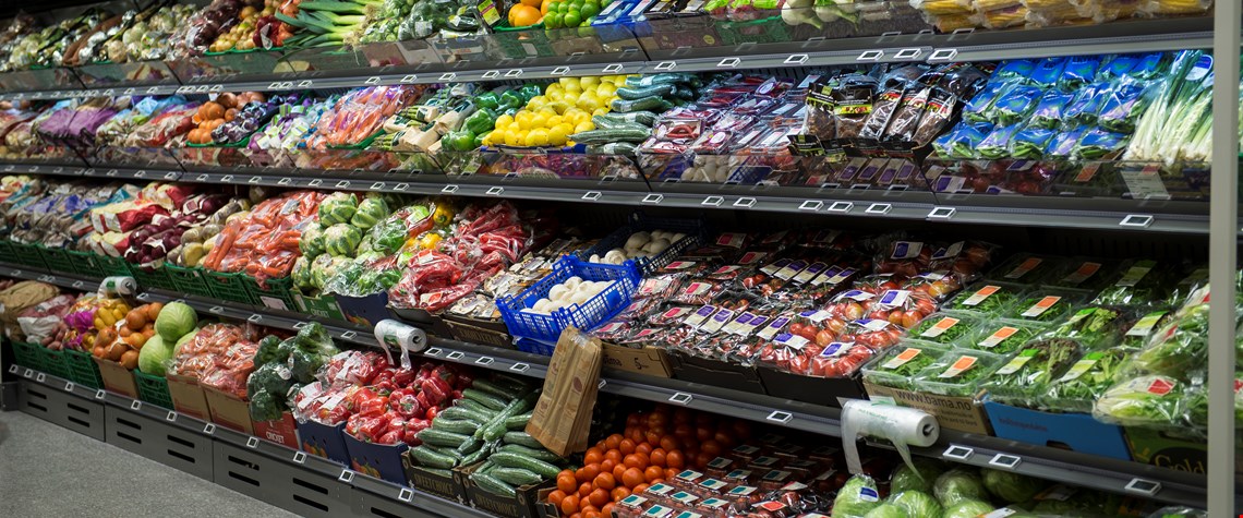 Hvorfor er så mye frukt og grønt pakket i plast?