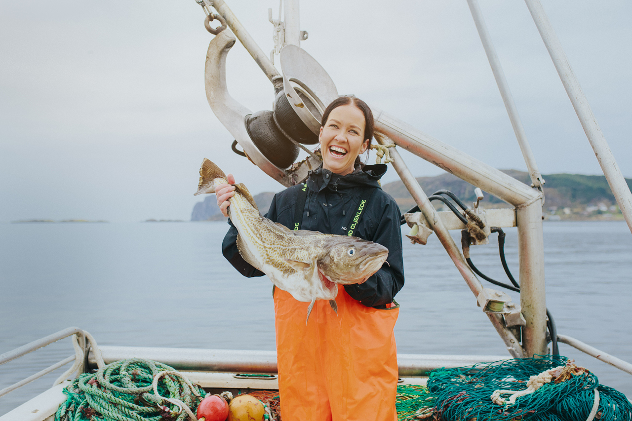 Fisk og sjømat svømmer  i motstrøm